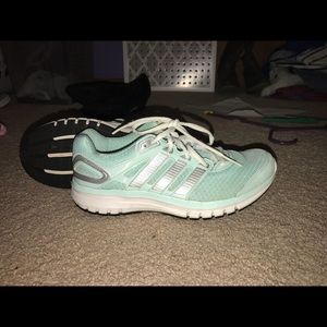 adidas size 7 tennis shoe